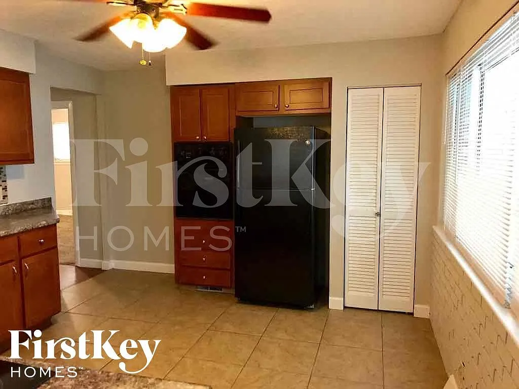 3 bed, 1.5 bath, 1200 sqft, $2,175 — Photo 3