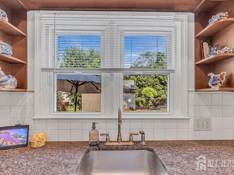 402 Ryders Ln — Photo 16
