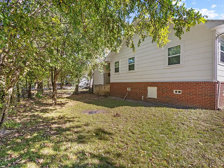 904 S Gribble St — Photo 5