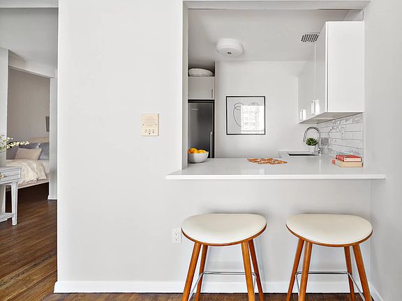 3rd image of 9 Barrow St APT 6N