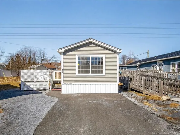 34 Violet St, Saint John, NB E2M 5M3