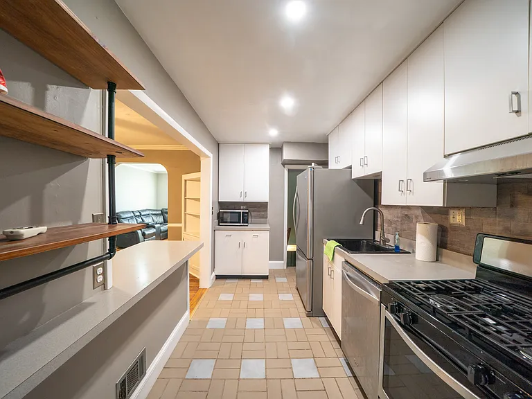 705 Eastshire Dr — Photo 15