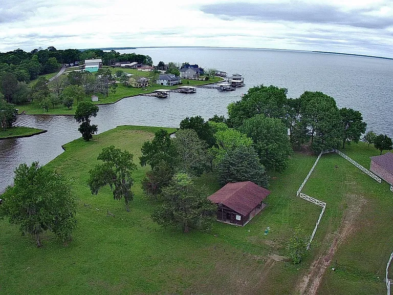 401 Paradise Dr — Photo 32