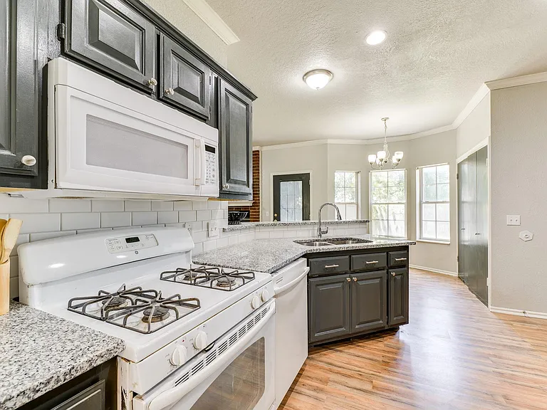 1829 Courtney Ln — Photo 18