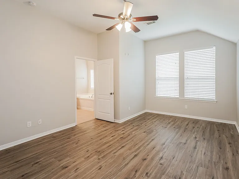 8011 Thorncroft Manor Ln — Photo 12