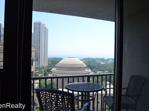 3rd image of 2740 N Pine Grove Ave APT 14A