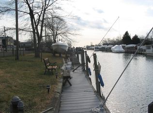 131 E Riviera Dr, Lindenhurst, NY 11757