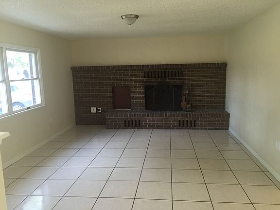 3rd image of 1204 N Floral Way