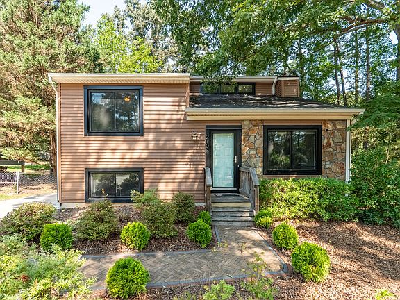 2nd image of 2108 Mariner Cir