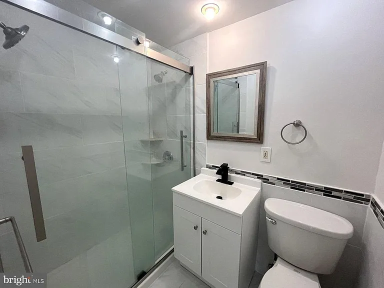 1508 Barclay Towers — Photo 14