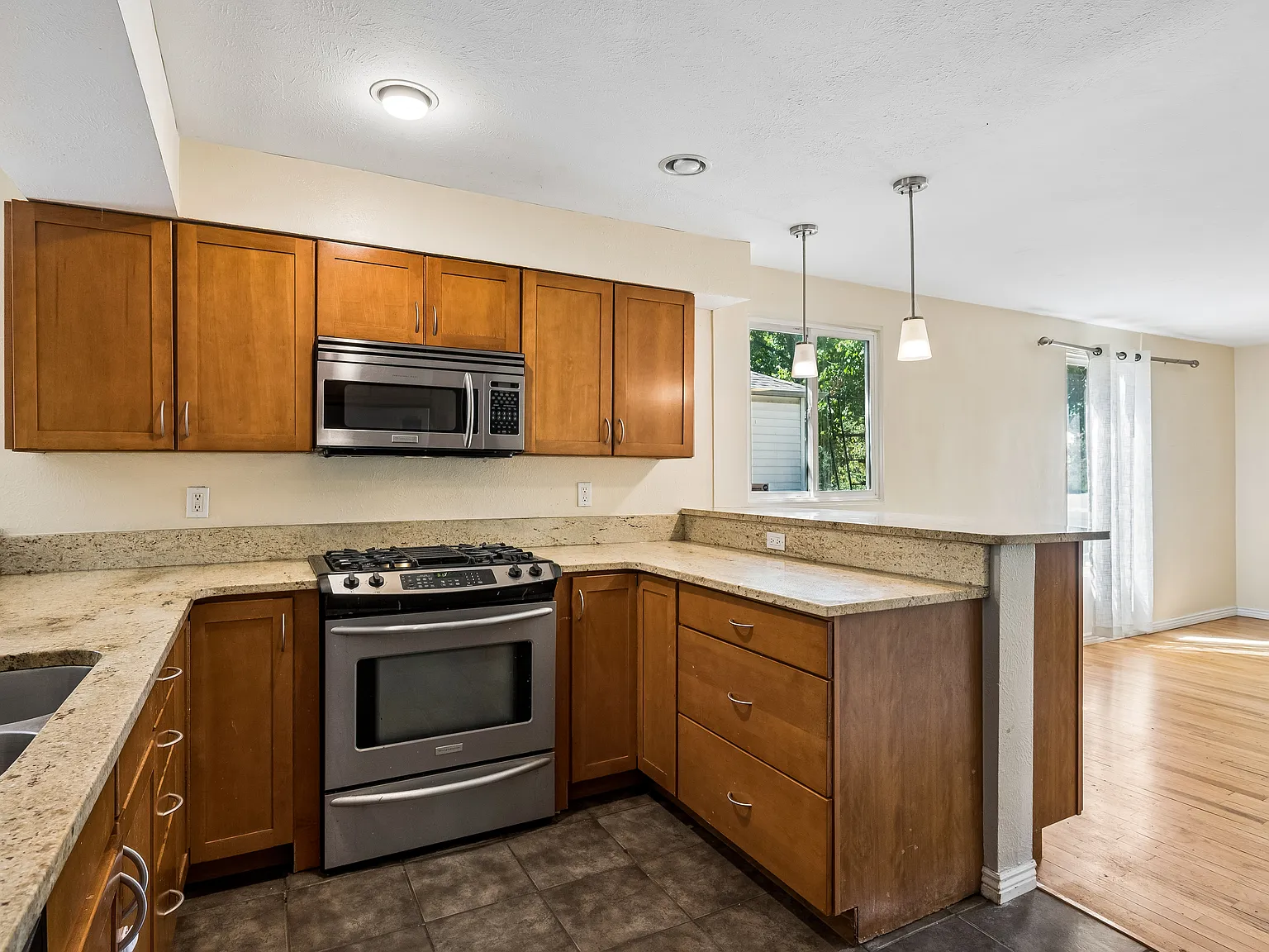 3 bed, 1250 sqft, $2,880 — Photo 3