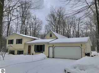 9341 Amidon Dr, Traverse City, MI 49685