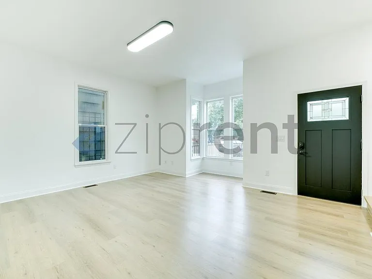 615 S Yakima Ave — Photo 3