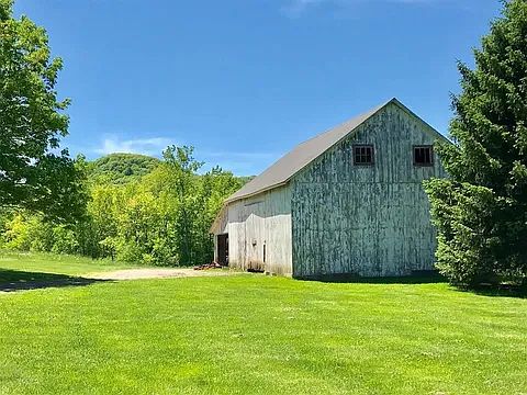 2nd image of 269 Bay Rd