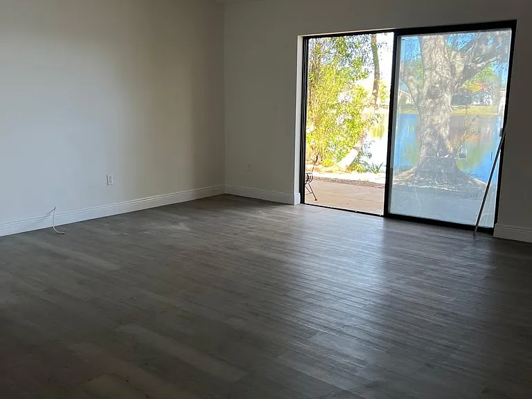 1733 Greer Ave — Photo 2