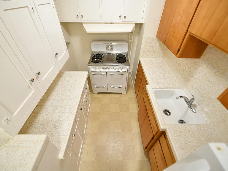 832 York St — Photo 7