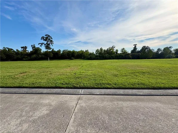 8 Island Club Ct, New Orleans, LA 70131