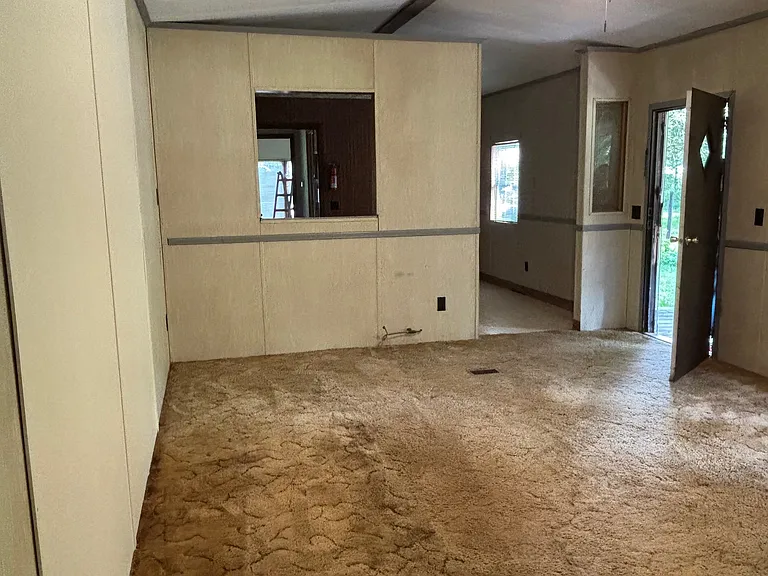 1822 Covington Ln NE — Photo 2
