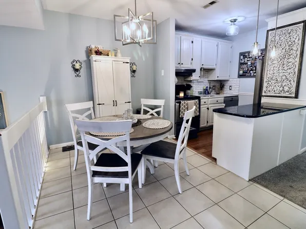 204 Tall Oaks Dr Unit F, Weymouth, MA 02190