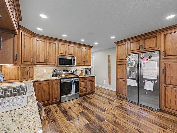 5th image of 1341 Lyons Rd