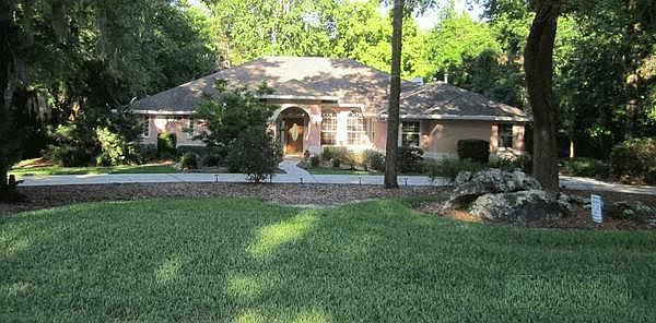 Front view. Circular driveway.