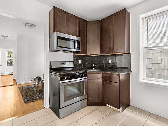 5th image of 415 Baldwin Ave APT 2L