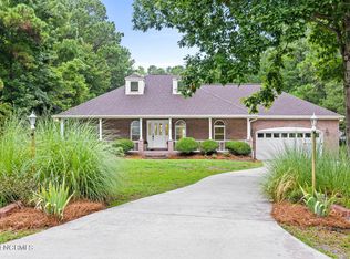 222 Hickory Ln, Hampstead, NC 28443