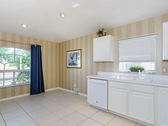 Room for kitchen table and buffet