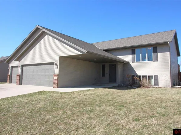 221 Creekside Dr, Eagle Lake, MN 56024