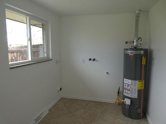 Utility room w/ washer/dryer hookups