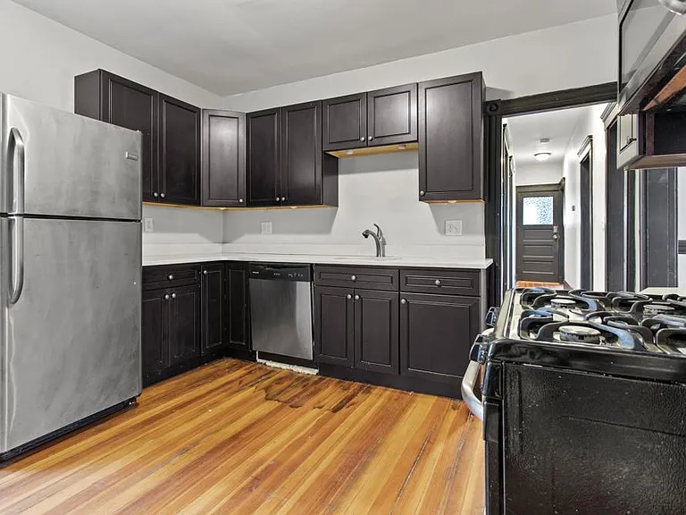 18 Peverell St #2 — Photo 4