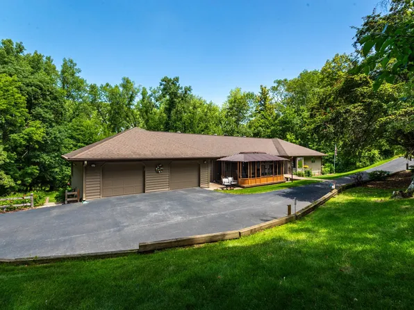 47060 Queens Cove Cir, La Crescent, MN 55947