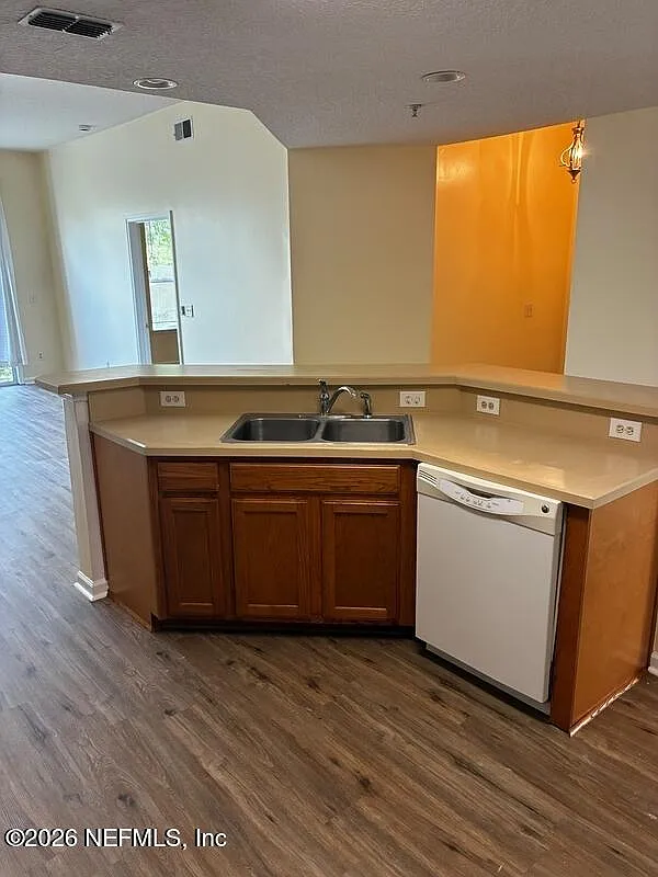 3 bed, 2.0 bath, 1656 sqft, $1,600 — Photo 4