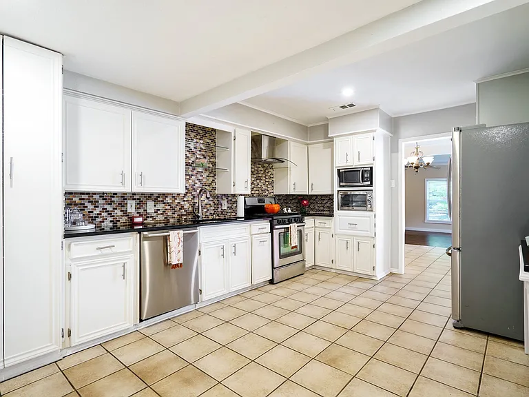 3135 Hedgerow Dr — Photo 22
