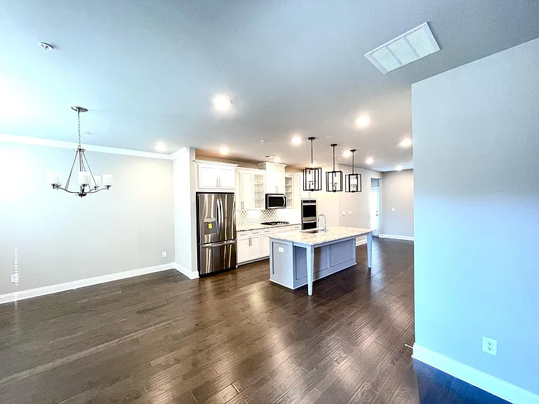 439 Lincoln St — Photo 3