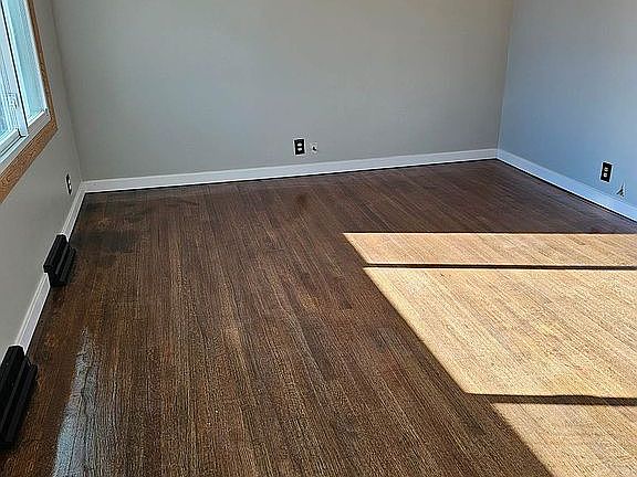 5th image of 806 Emerald Ln