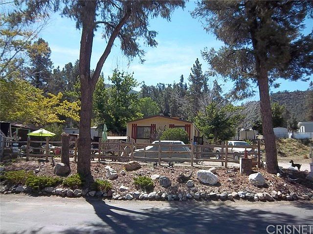 Beautiful Landscape on a large lot, with mountain views.