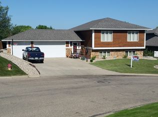 1204 13th St SW, Minot, ND 58701