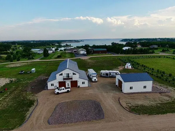 4142 13th St NW, Garrison, ND 58540