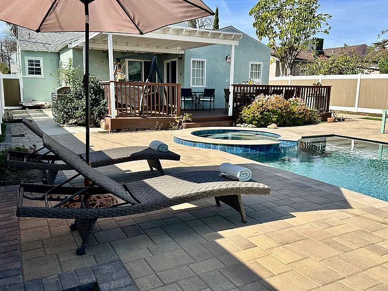 2048 N Screenland Dr — Photo 30