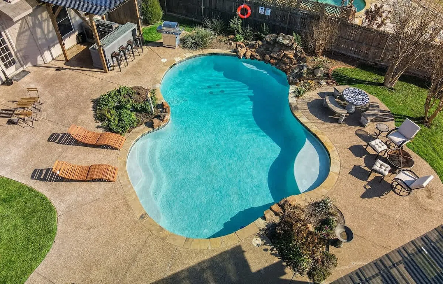 4 bed, 2.0 bath, 2152 sqft, $7,894 — Photo 2