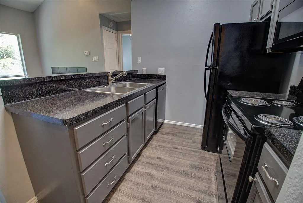 2 bed, 1.0 bath, 720 sqft, $1,655 — Photo 1
