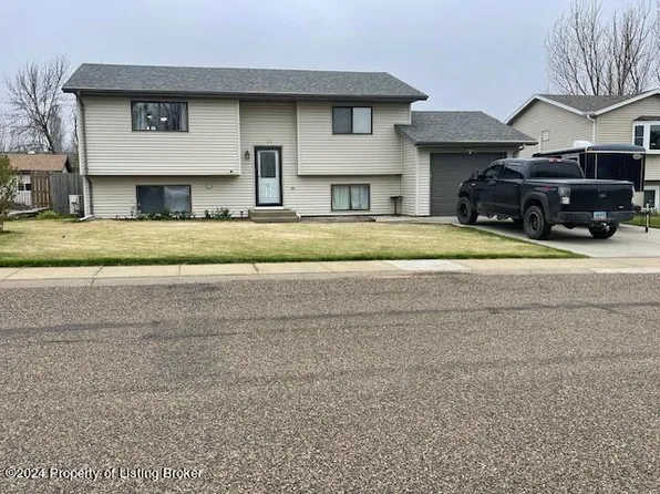 823 26th St W, Dickinson, ND 58601