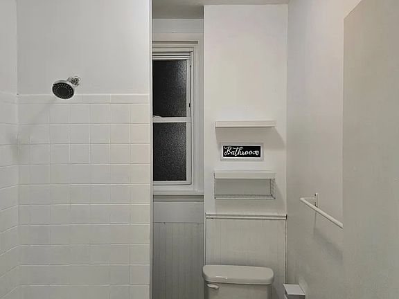 5th image of 6122 Gillespie St Floor 2