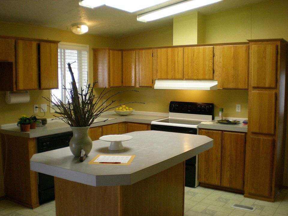 Eat In Kitchen with Ceramic Stove, Vaulted Ceiling and Skylight