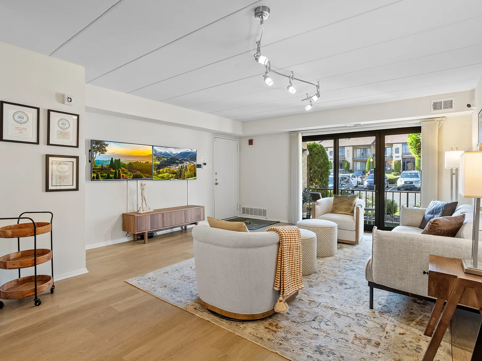 Ambassador Apartments — Photo 1