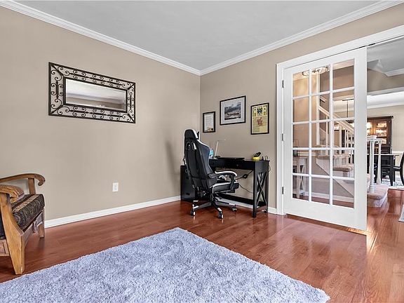 4th image of 1045 Wessex Ln