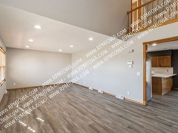 4th image of 302 NW Watercrest Dr