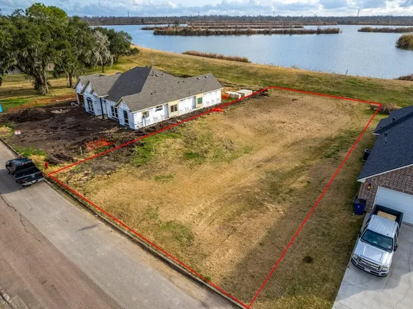 2134 Twin Lakes Blvd, West Columbia, TX 77486