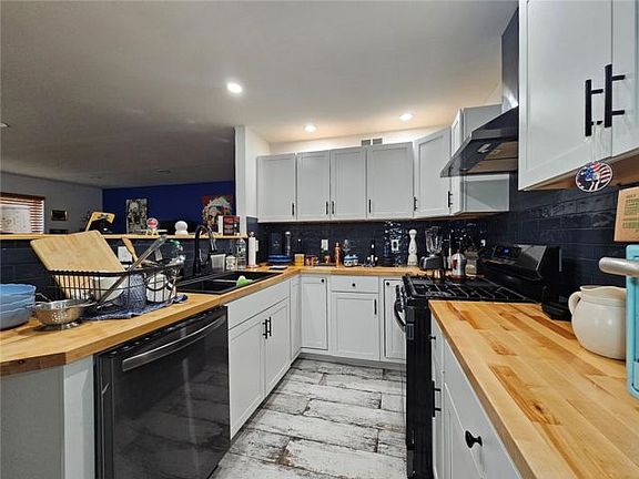 3rd image of 117 Deer Court Dr